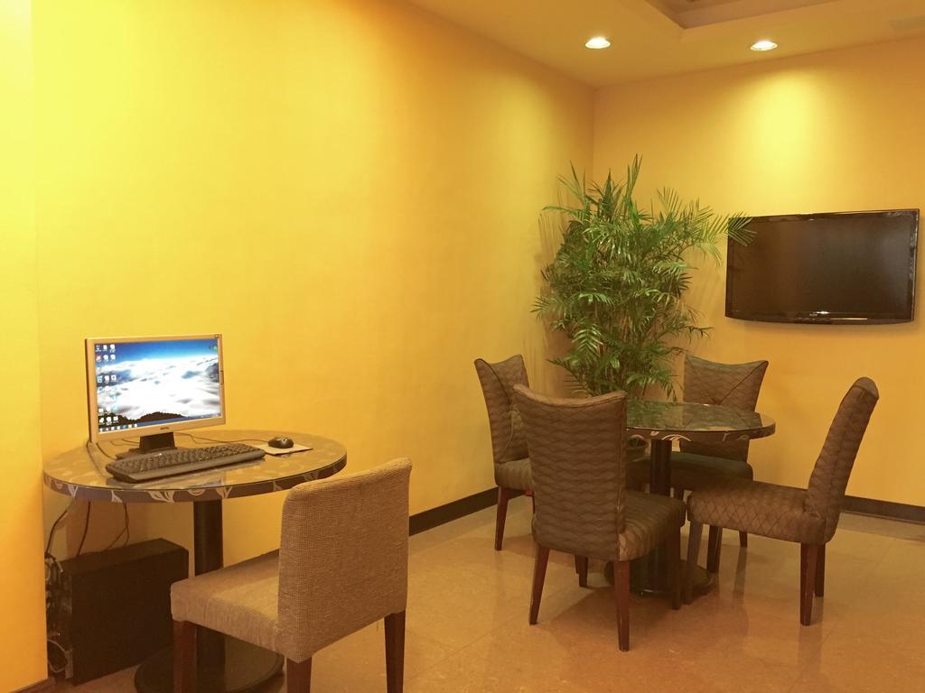 Garden Hotel Тайджун Екстериор снимка