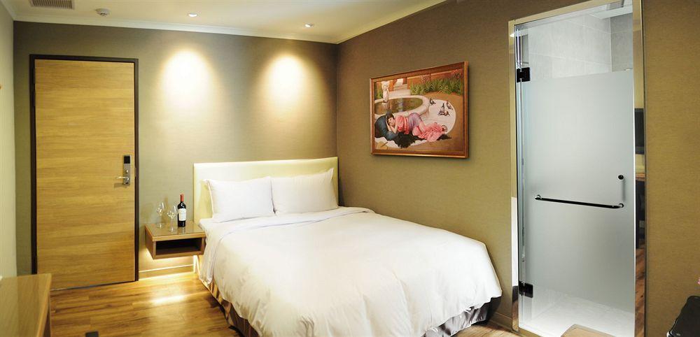 Garden Hotel Тайджун Екстериор снимка