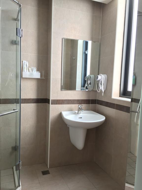 Garden Hotel Тайджун Екстериор снимка