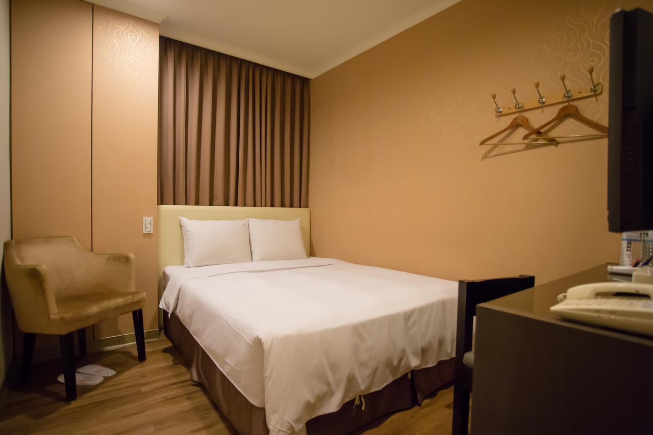 Garden Hotel Тайджун Екстериор снимка