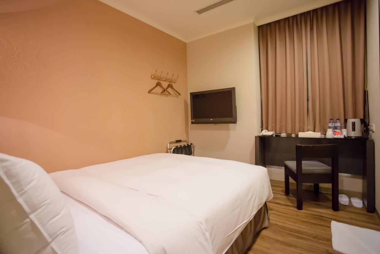 Garden Hotel Тайджун Екстериор снимка