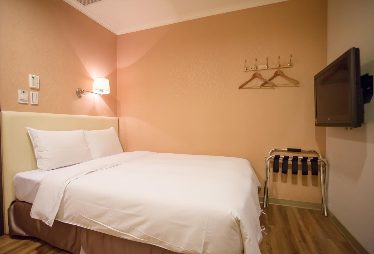 Garden Hotel Тайджун Екстериор снимка