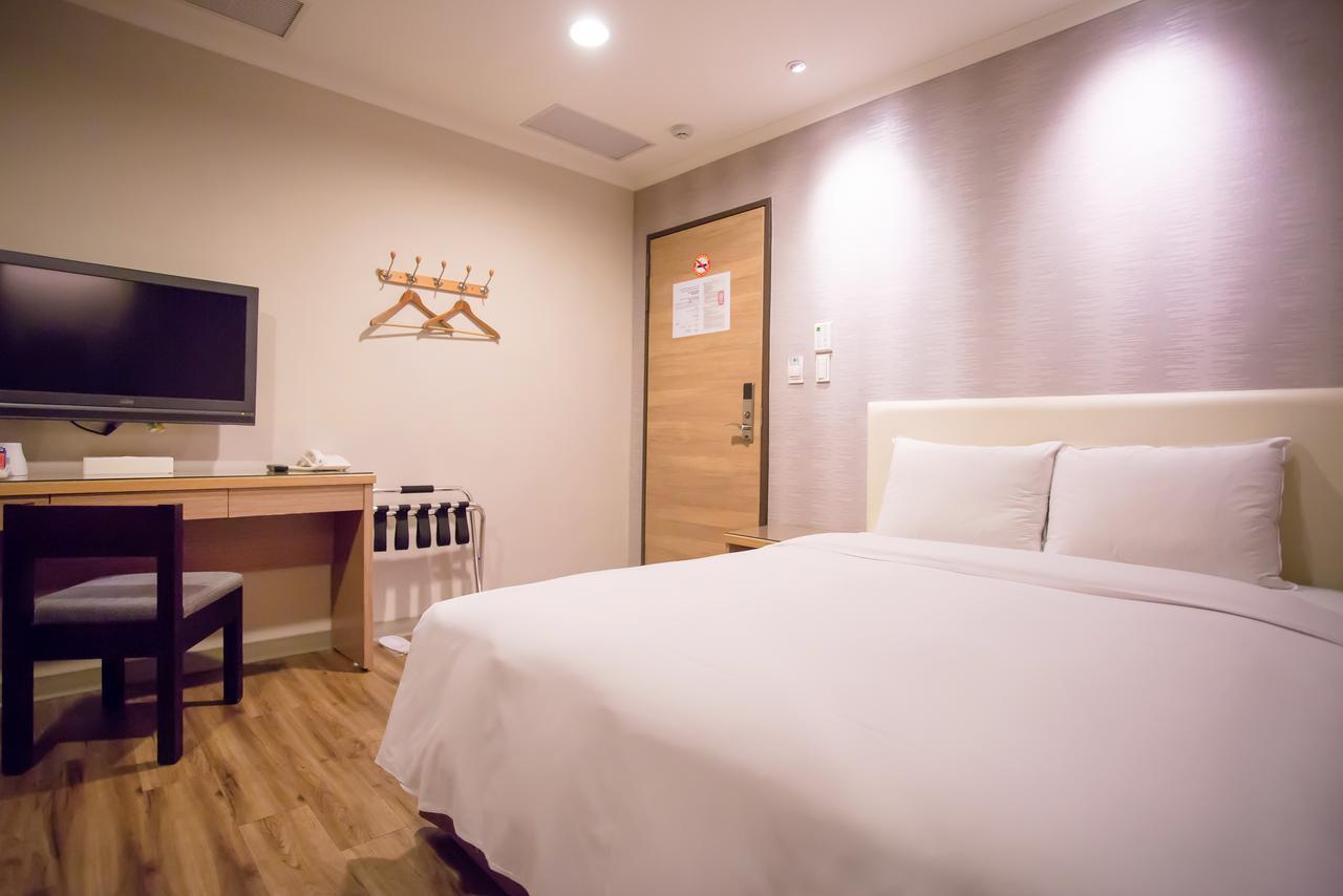 Garden Hotel Тайджун Екстериор снимка