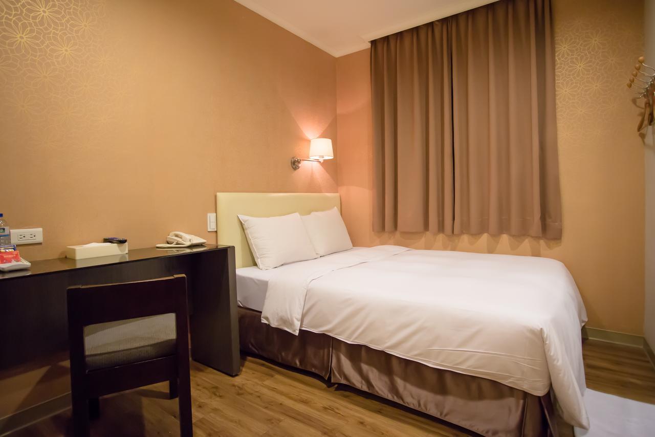 Garden Hotel Тайджун Екстериор снимка