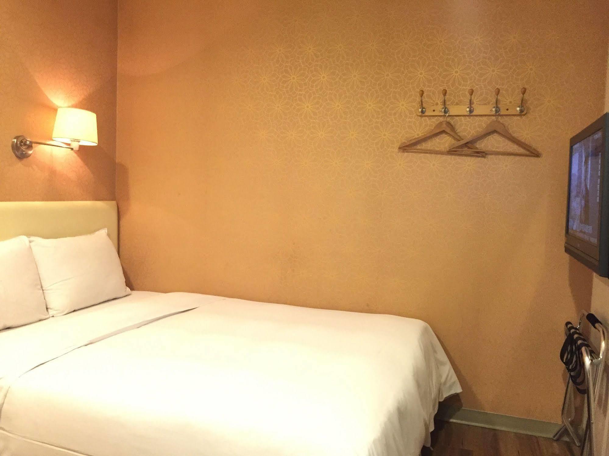 Garden Hotel Тайджун Екстериор снимка