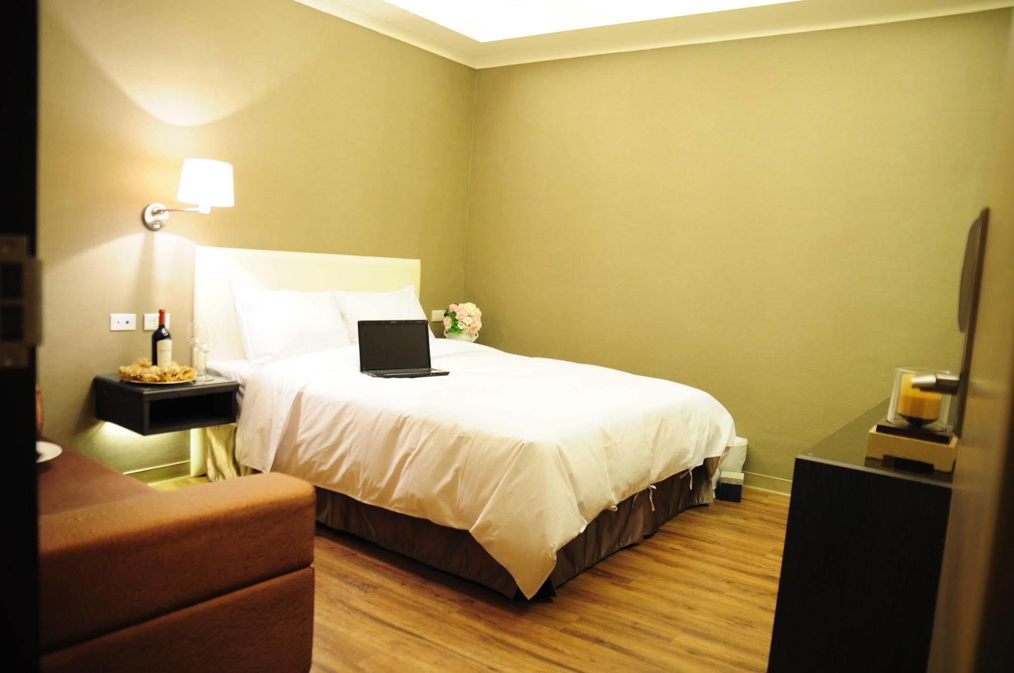 Garden Hotel Тайджун Екстериор снимка