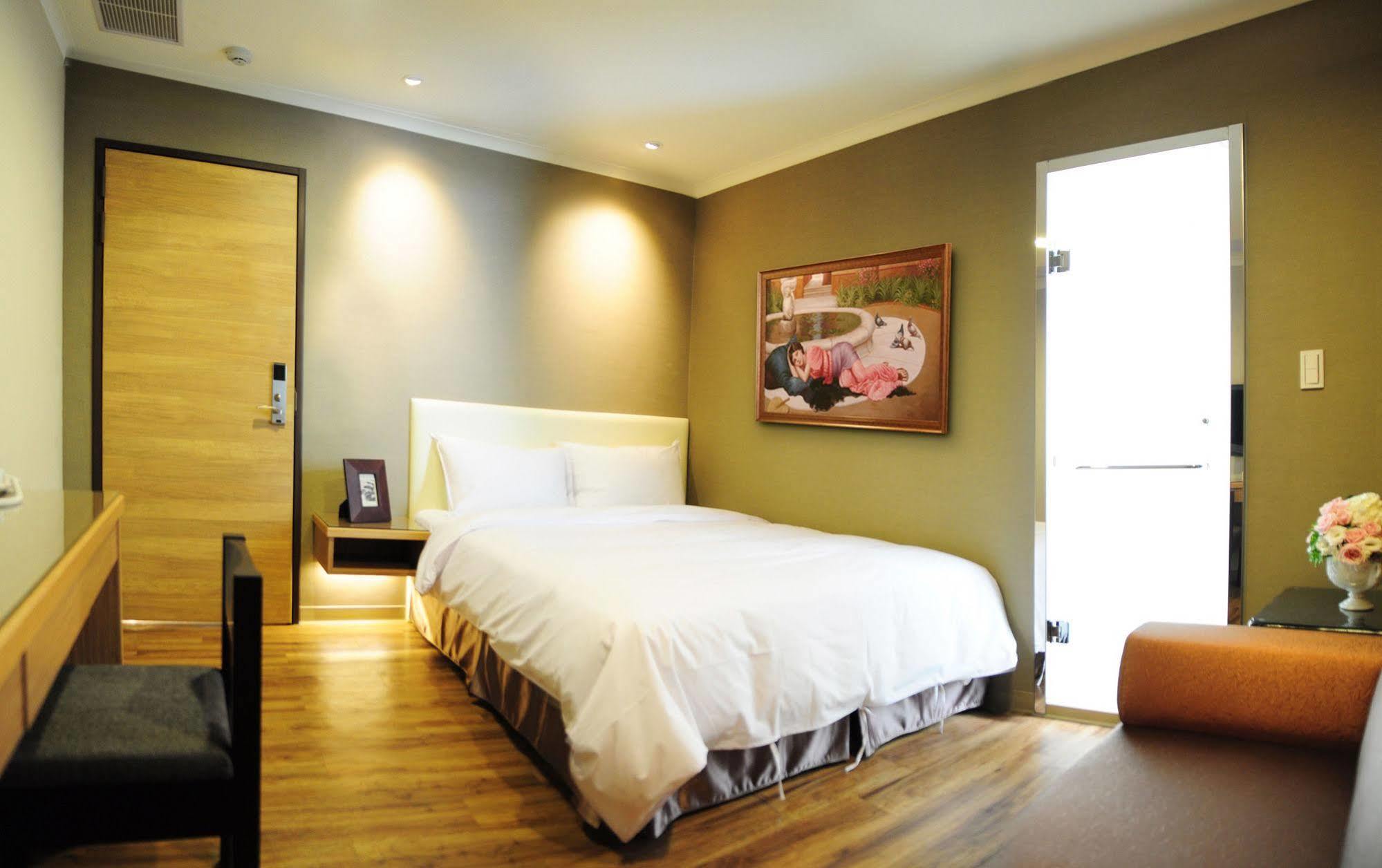 Garden Hotel Тайджун Екстериор снимка