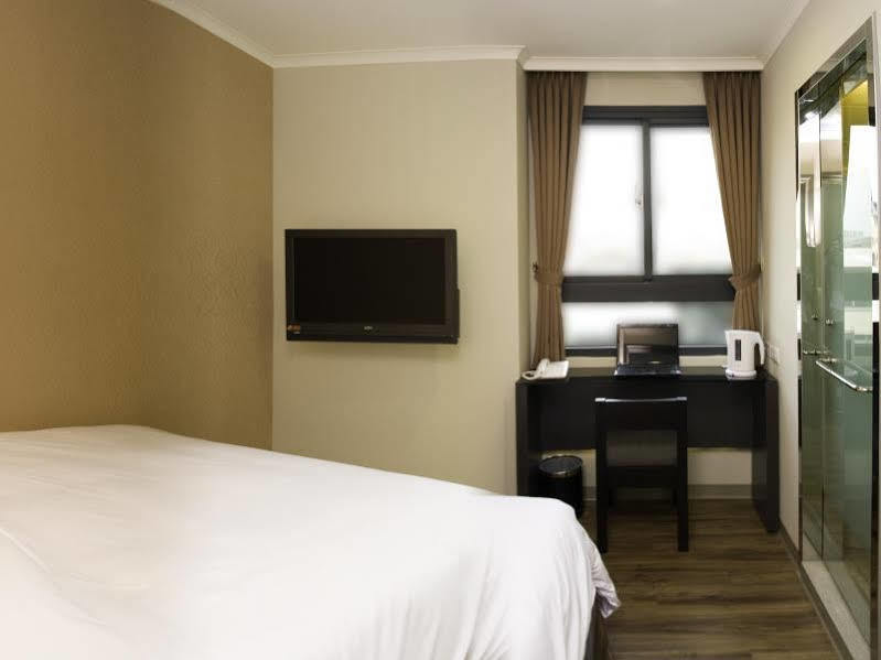 Garden Hotel Тайджун Екстериор снимка