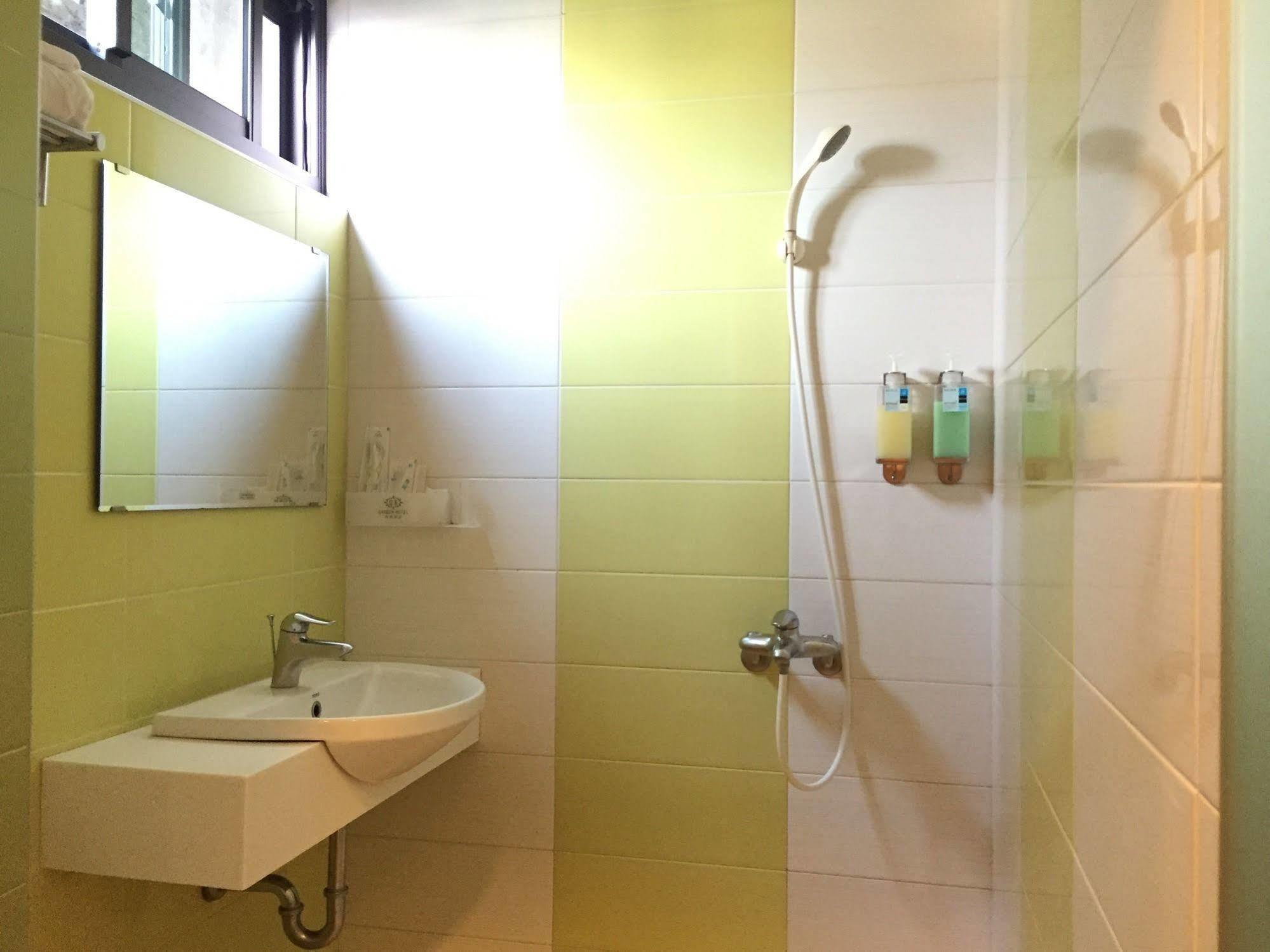 Garden Hotel Тайджун Екстериор снимка