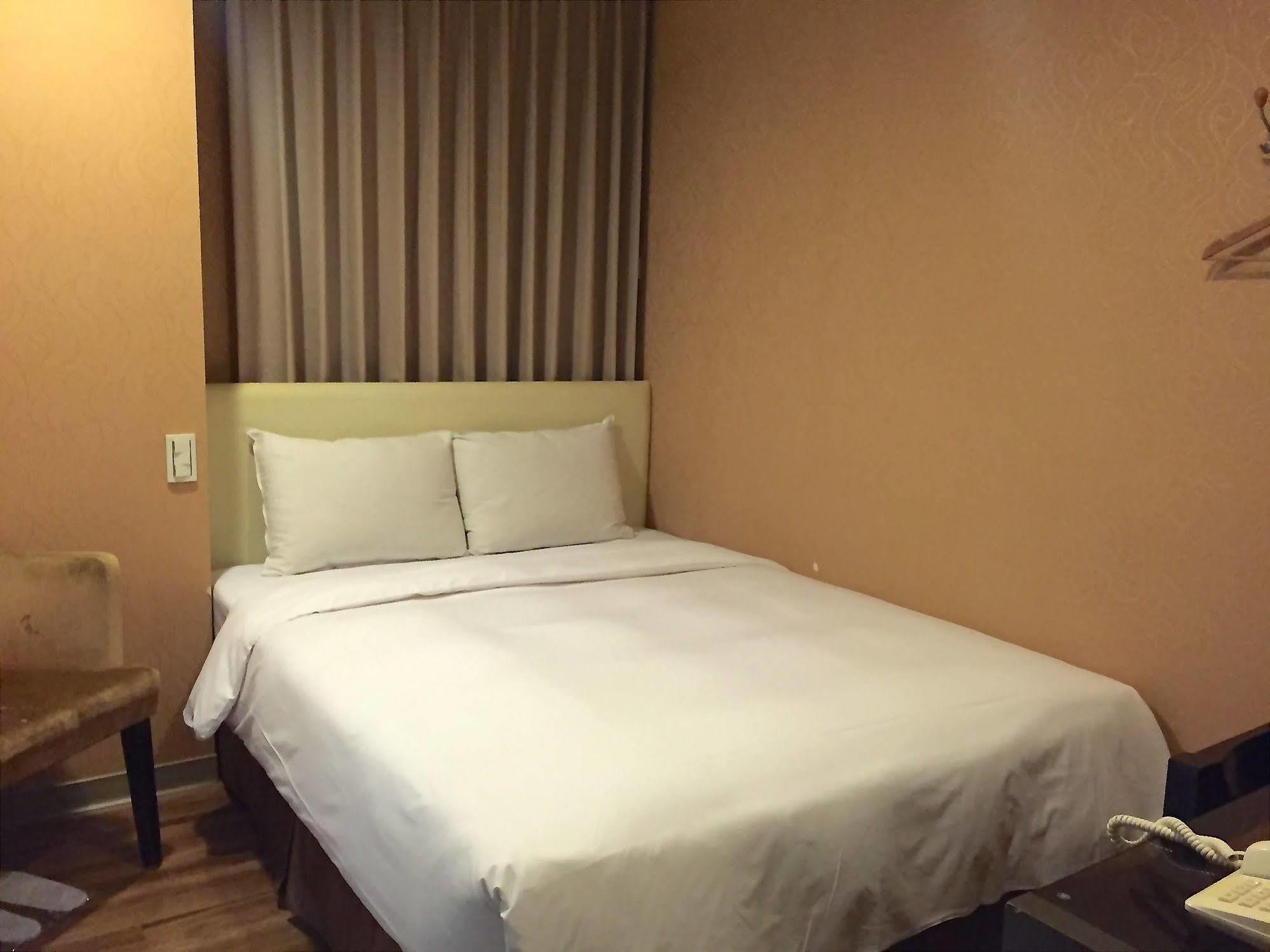 Garden Hotel Тайджун Екстериор снимка