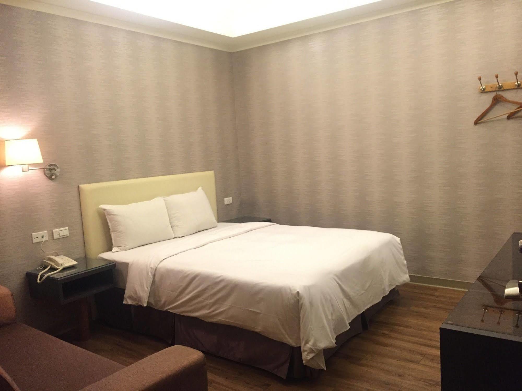 Garden Hotel Тайджун Екстериор снимка