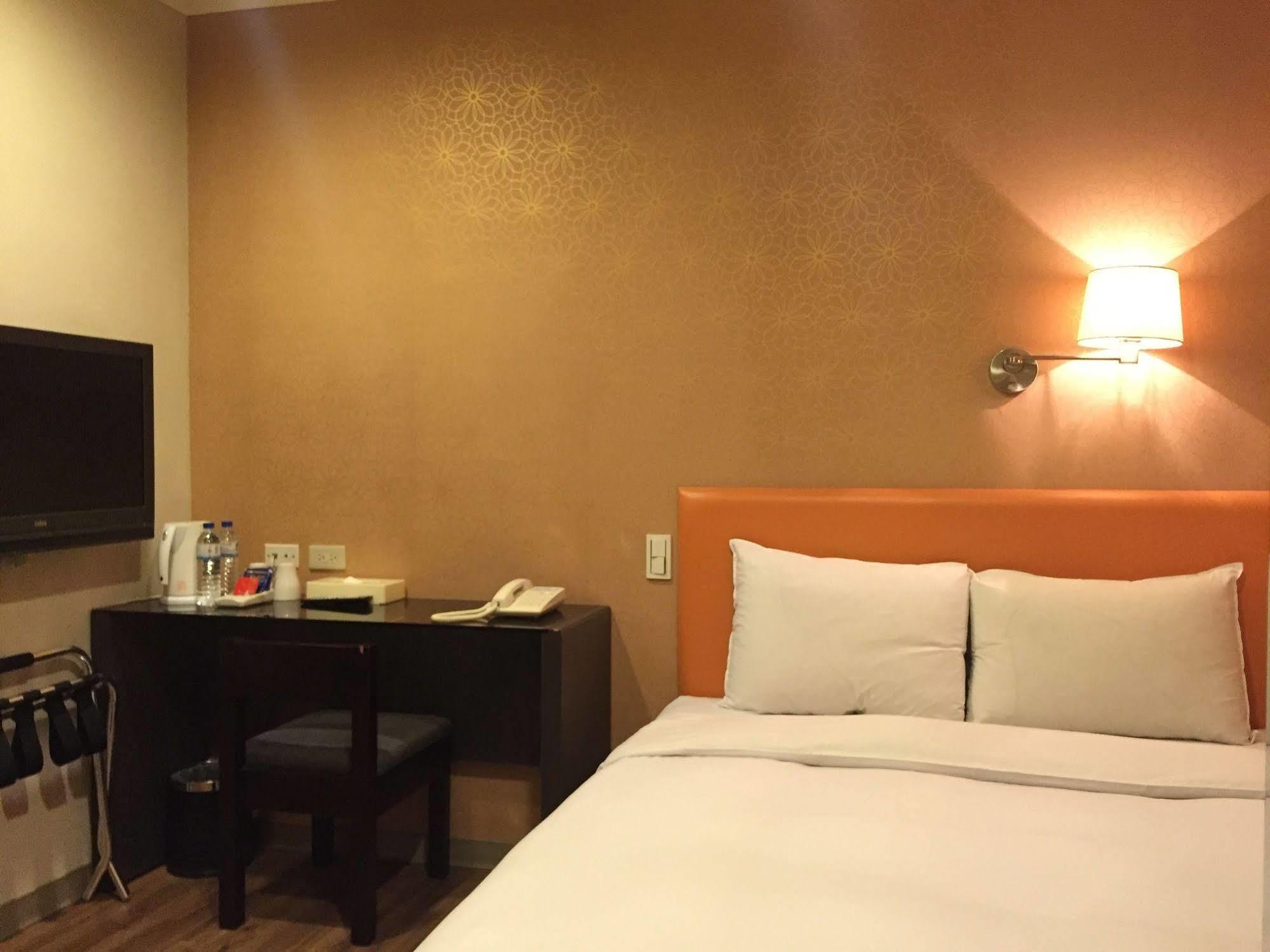 Garden Hotel Тайджун Екстериор снимка
