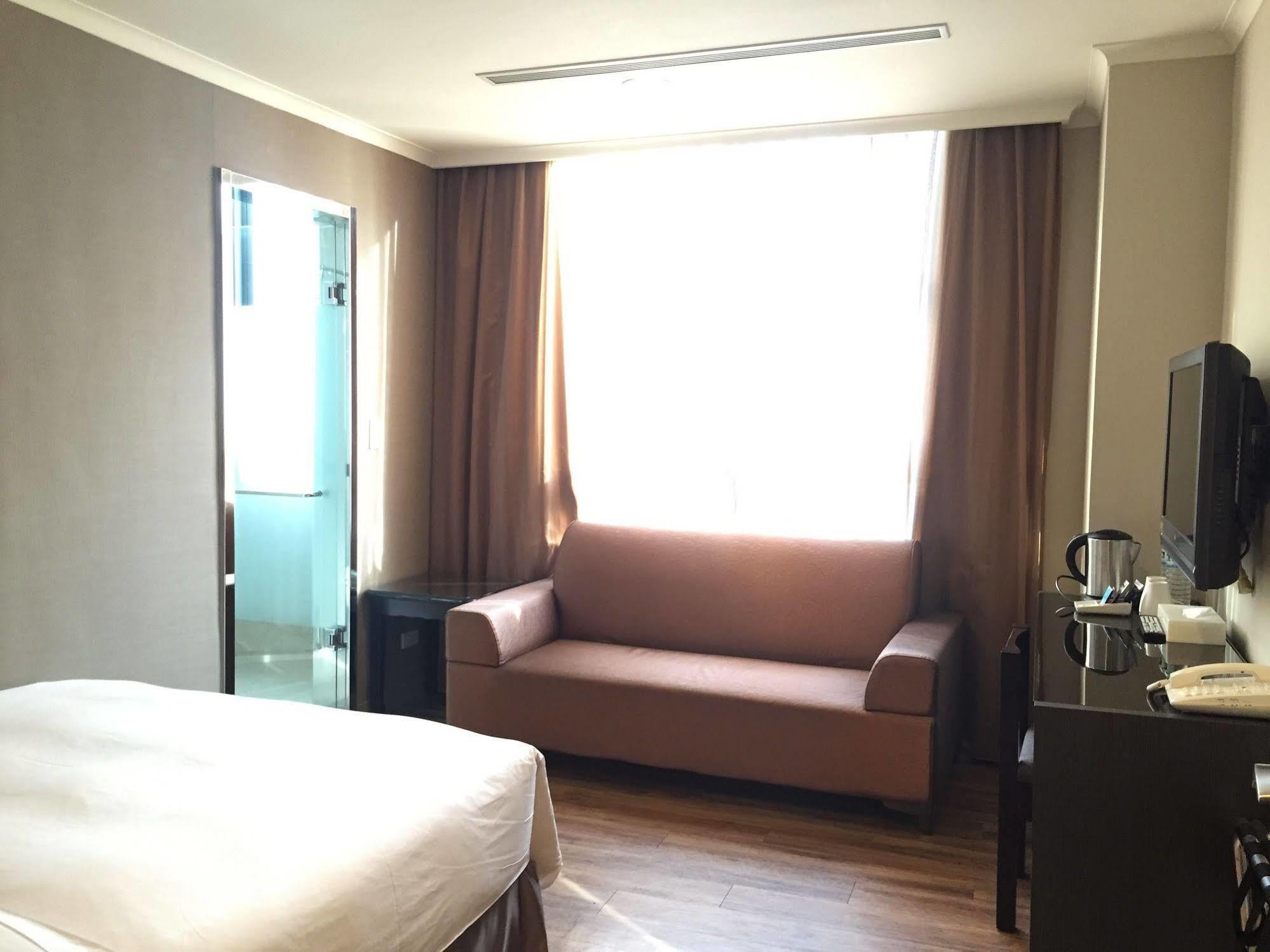 Garden Hotel Тайджун Екстериор снимка