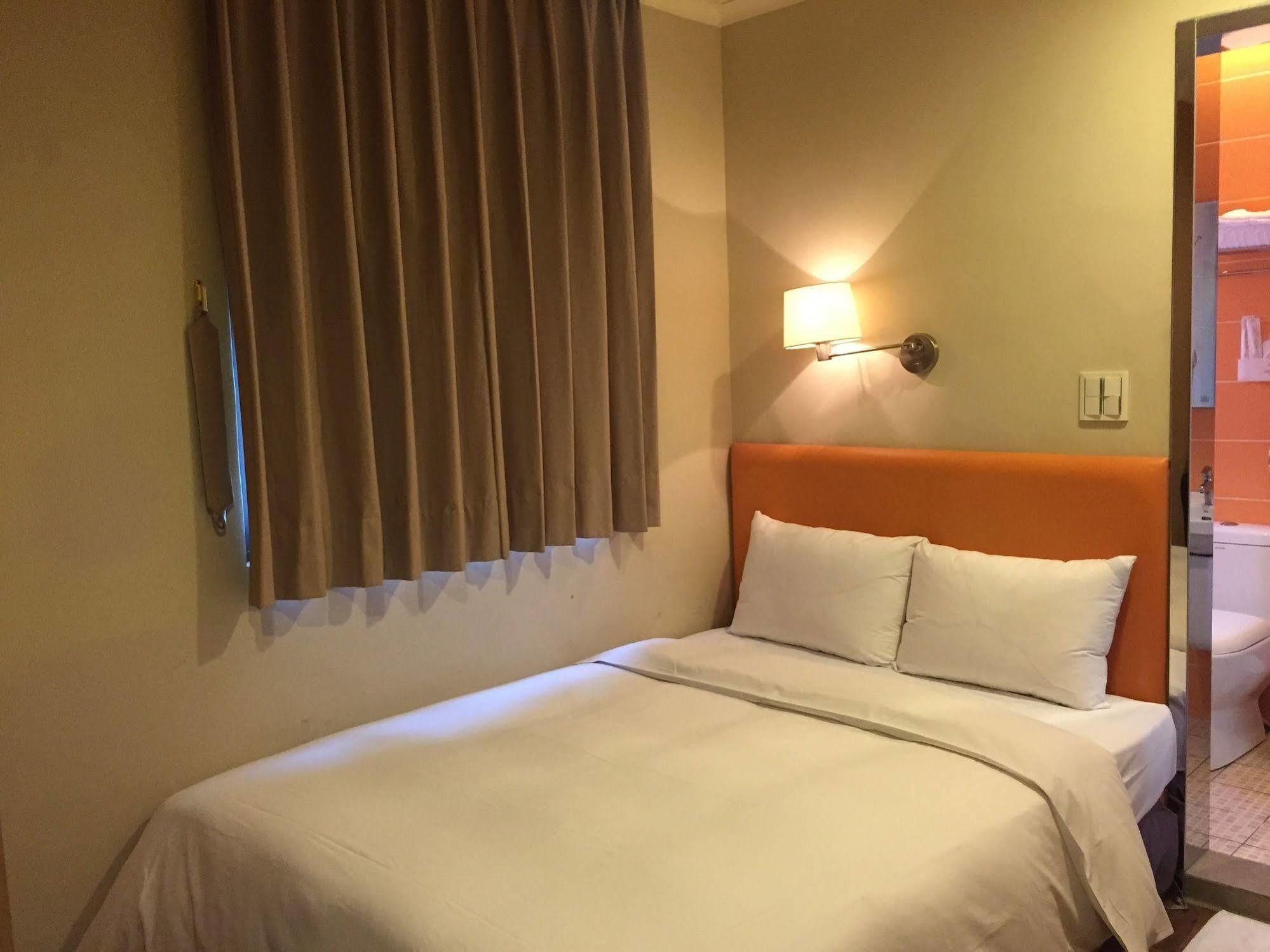 Garden Hotel Тайджун Екстериор снимка