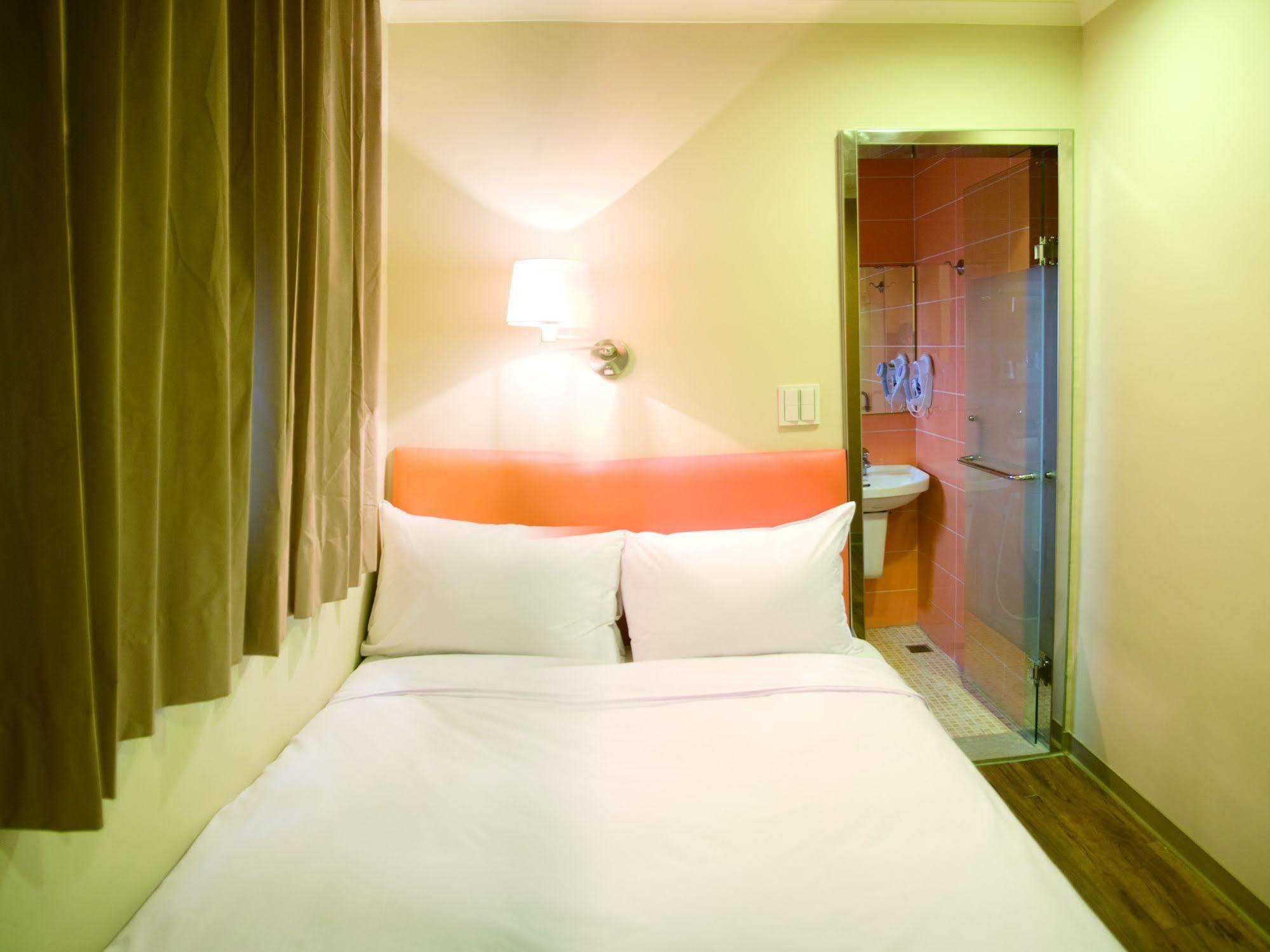 Garden Hotel Тайджун Екстериор снимка