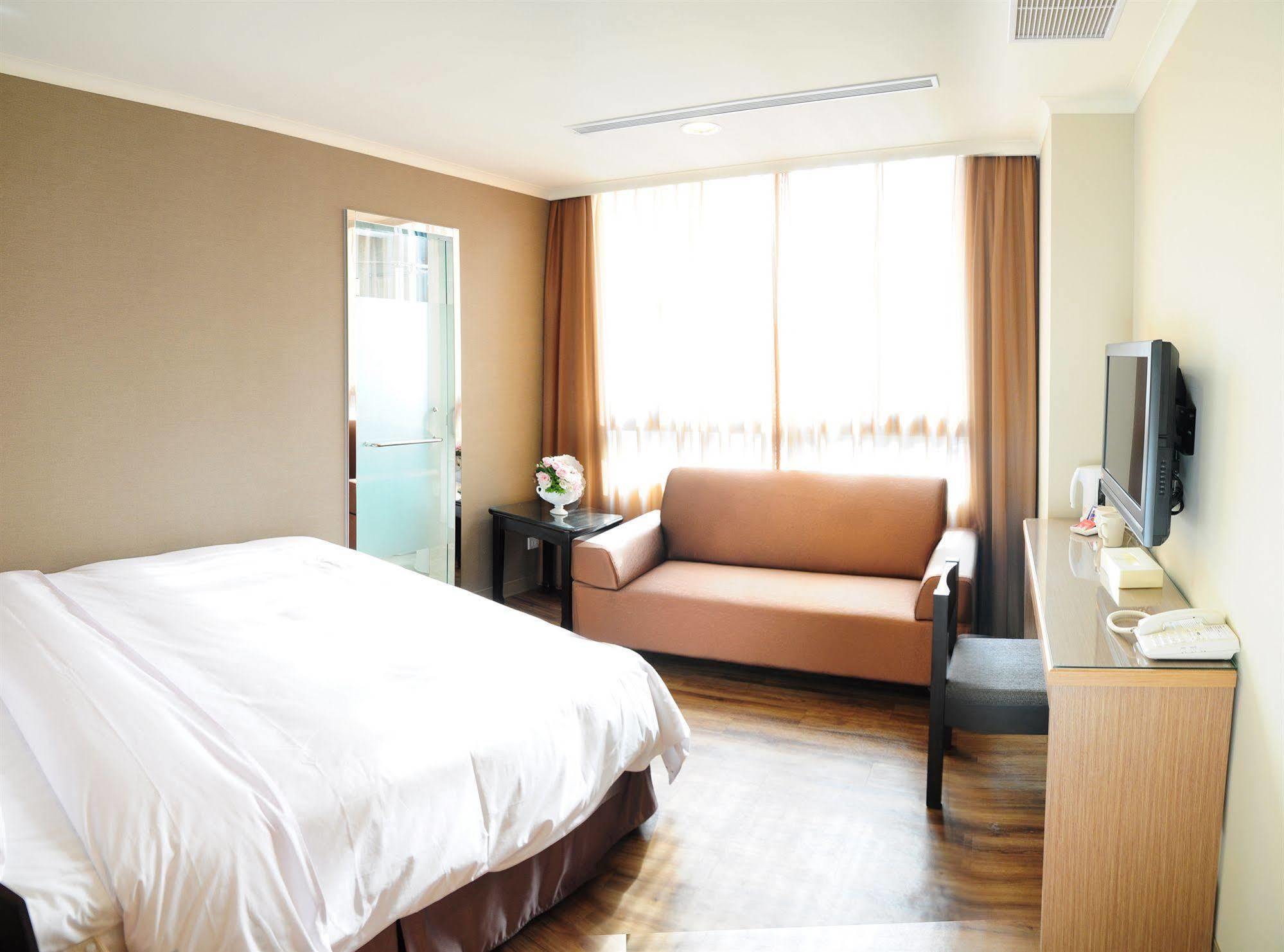 Garden Hotel Тайджун Екстериор снимка