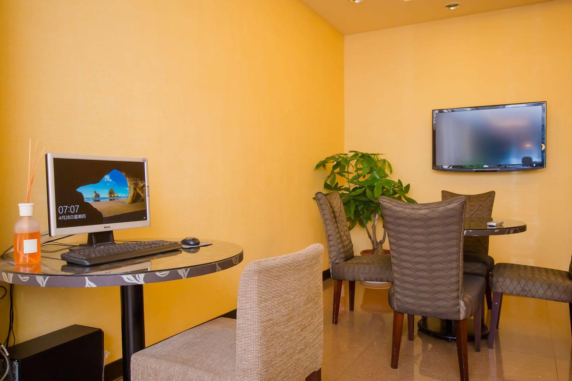 Garden Hotel Тайджун Екстериор снимка