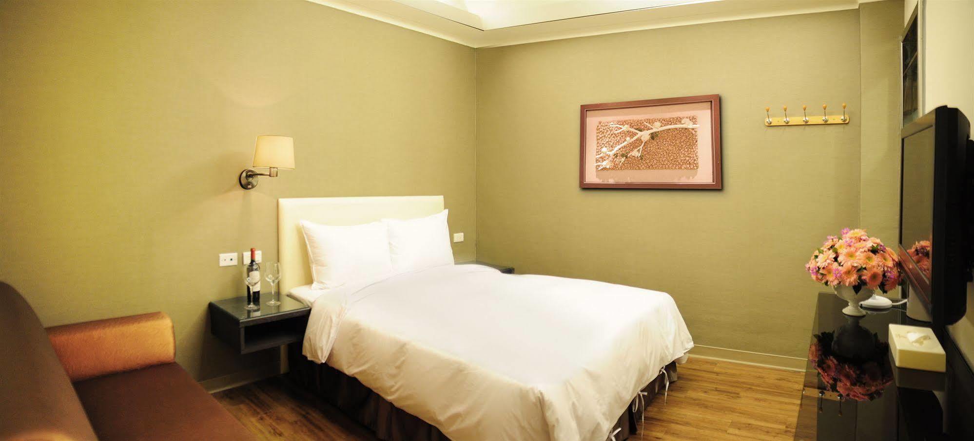 Garden Hotel Тайджун Екстериор снимка
