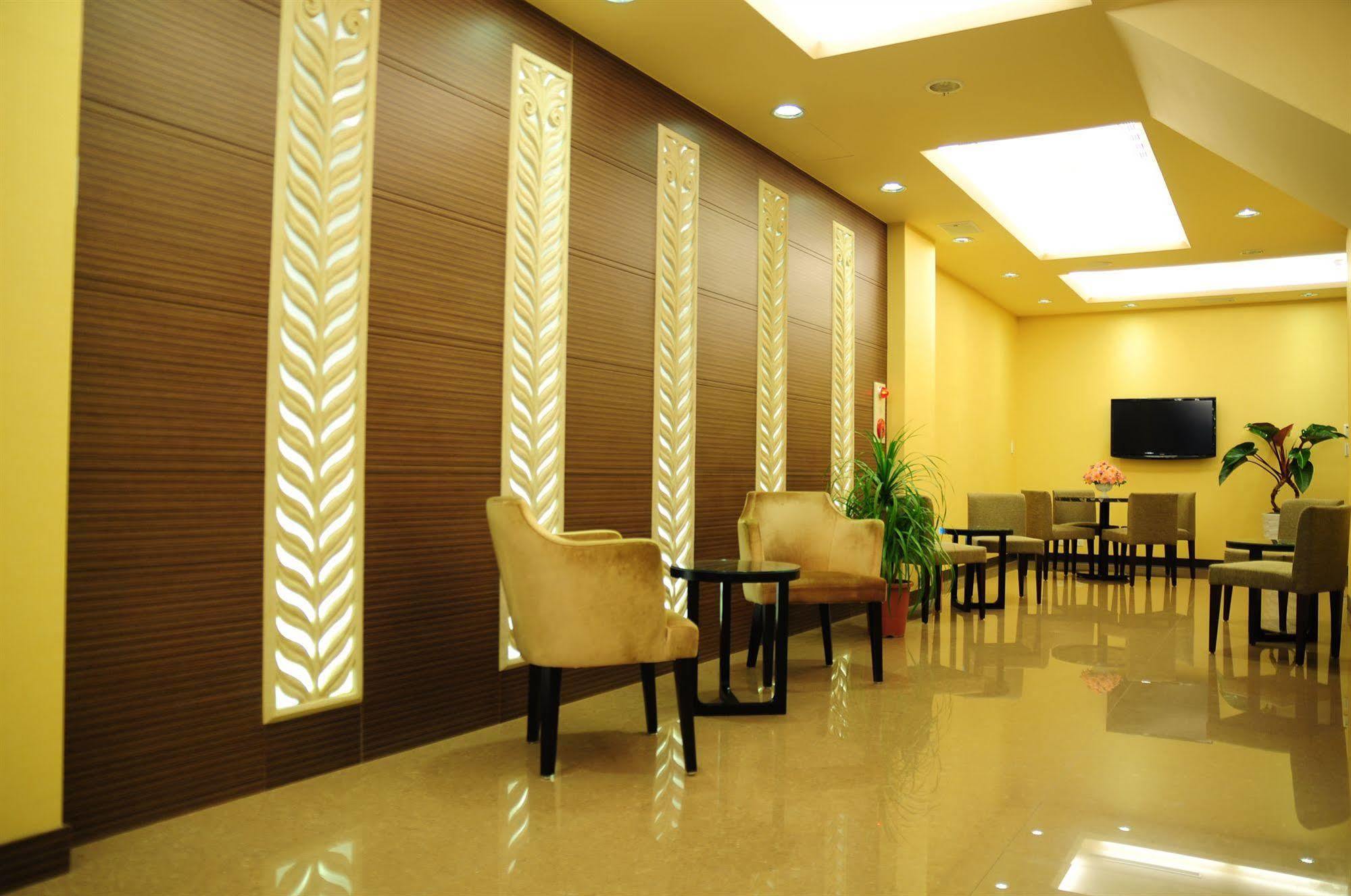Garden Hotel Тайджун Екстериор снимка