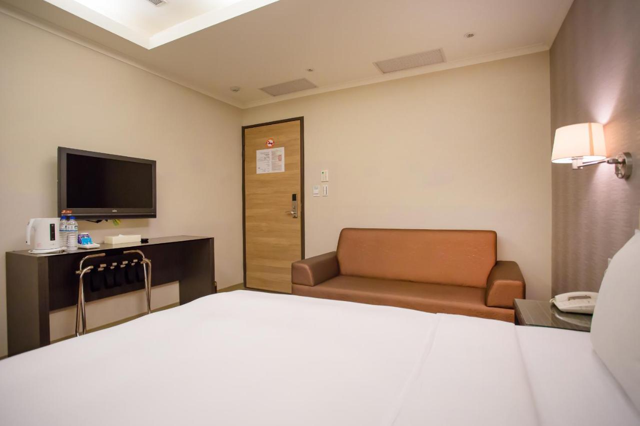 Garden Hotel Тайджун Екстериор снимка