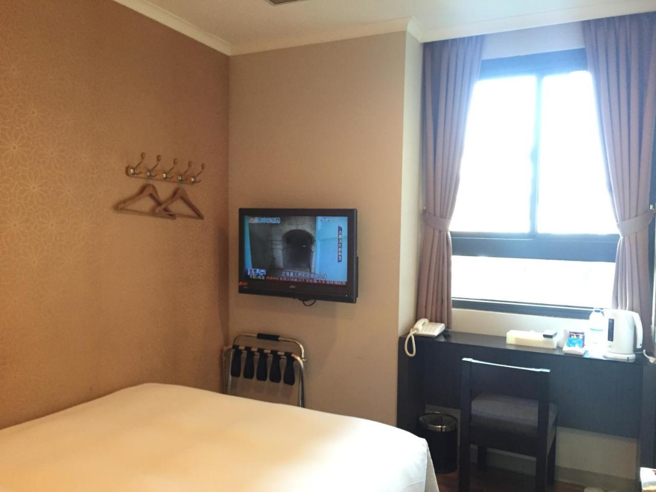Garden Hotel Тайджун Екстериор снимка
